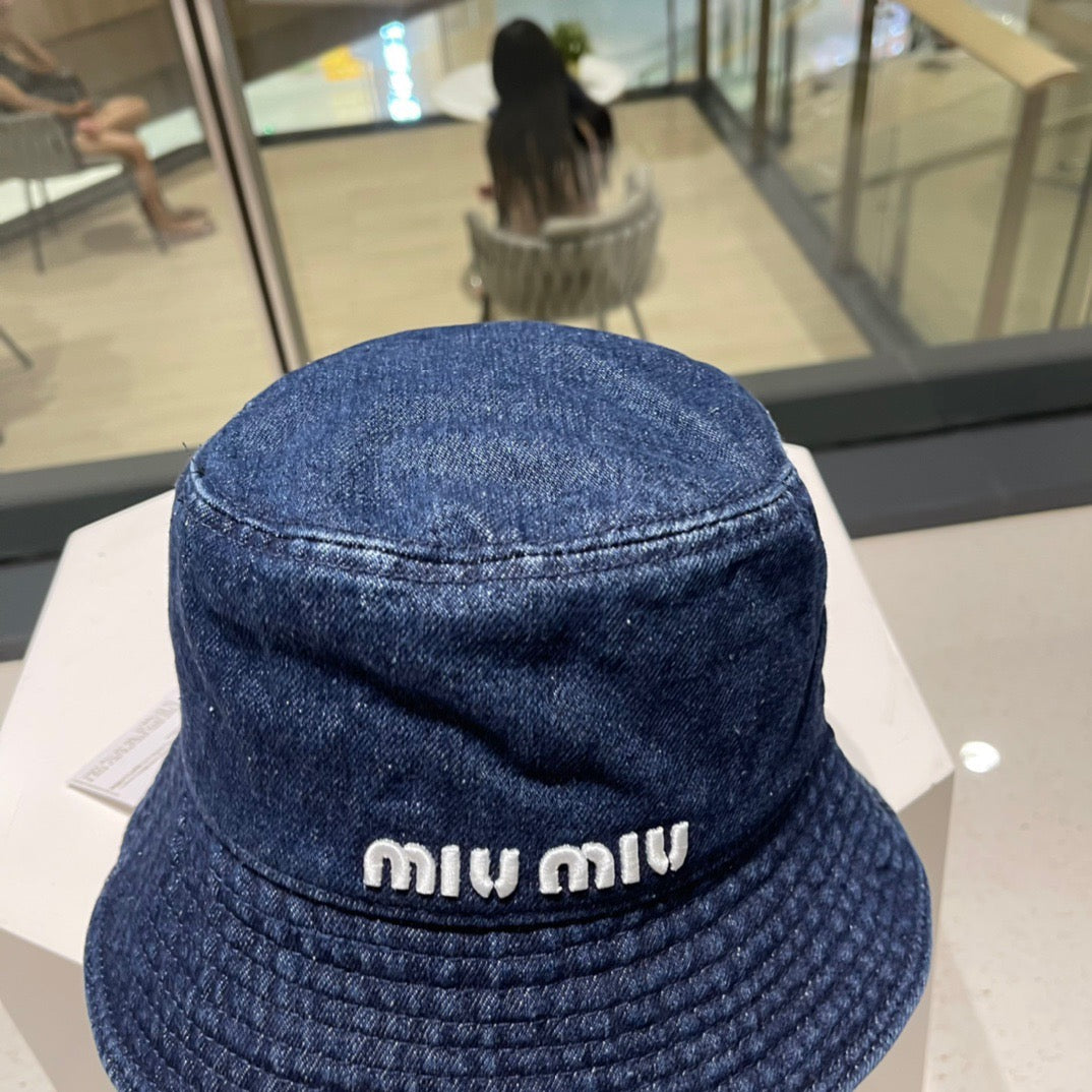 Schwarze und blaue Hüte