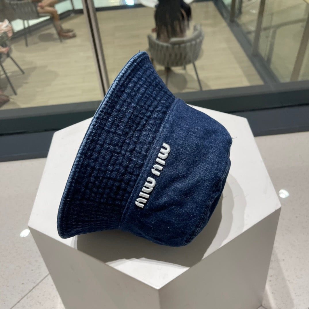 Schwarze und blaue Hüte