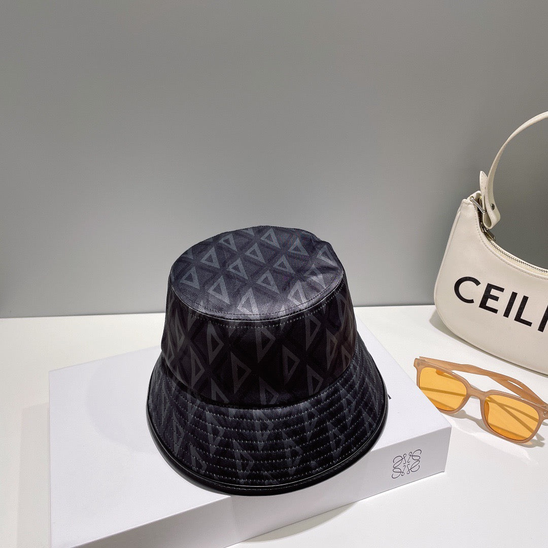 قبعات سوداء ورمادية