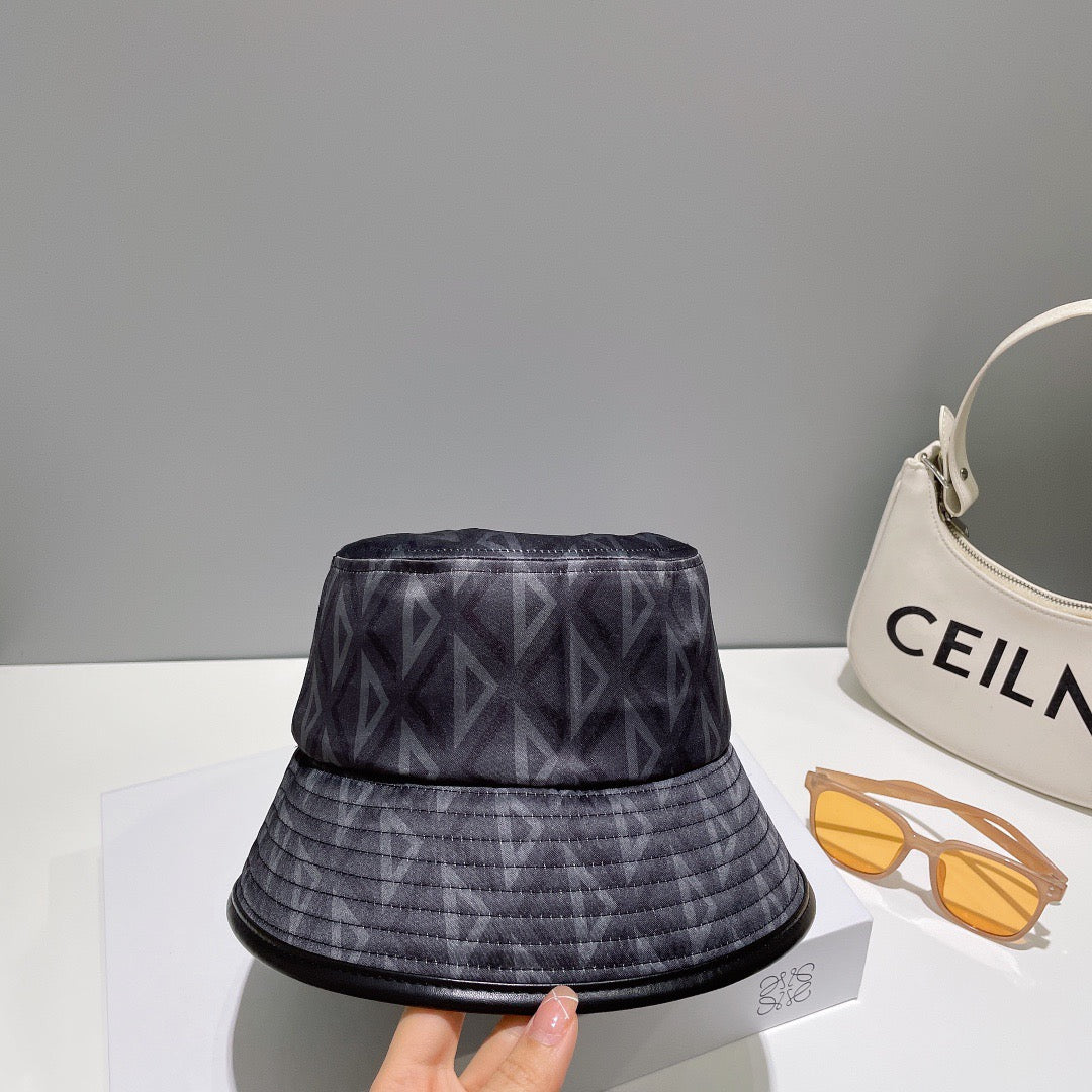 قبعات سوداء ورمادية