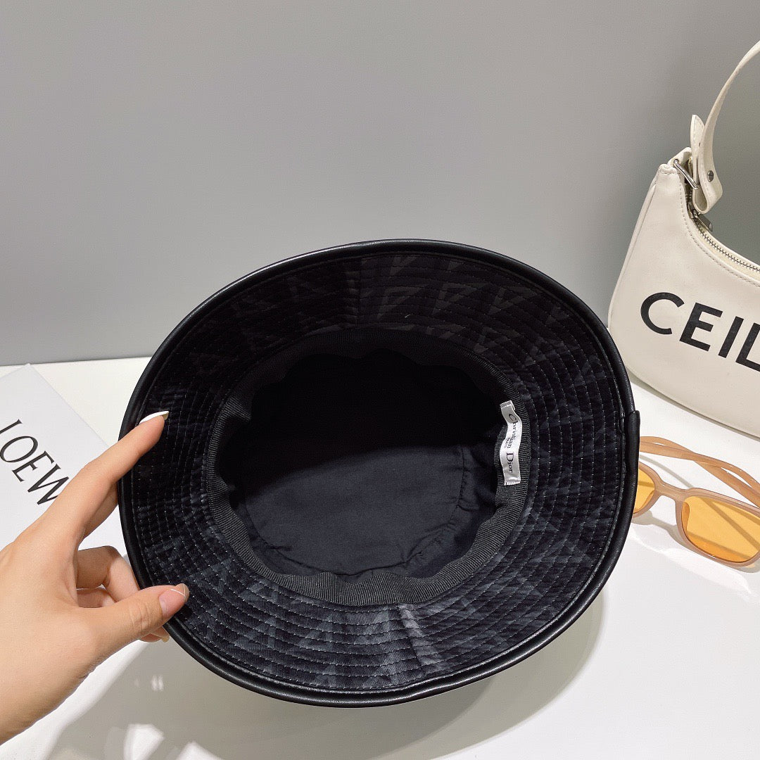 قبعات سوداء ورمادية