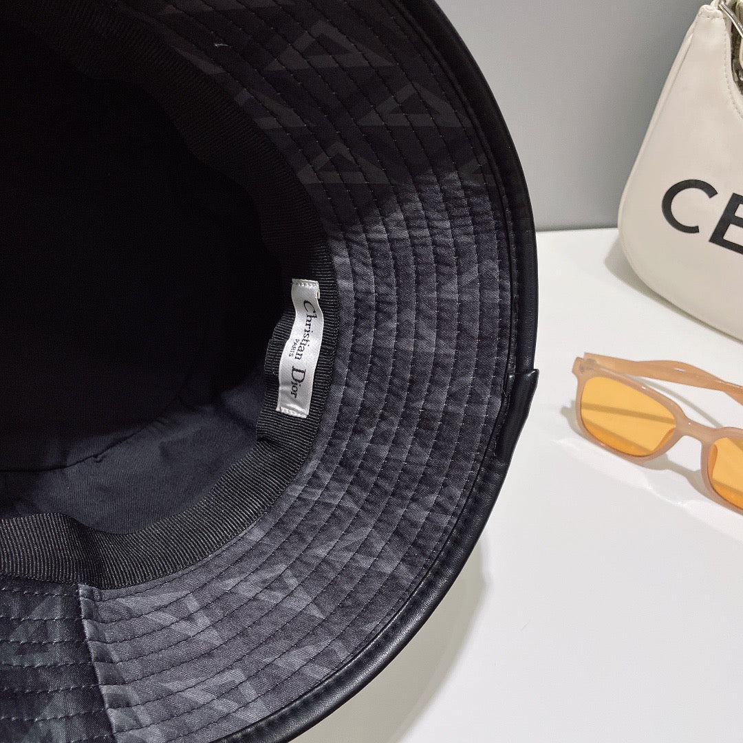 قبعات سوداء ورمادية