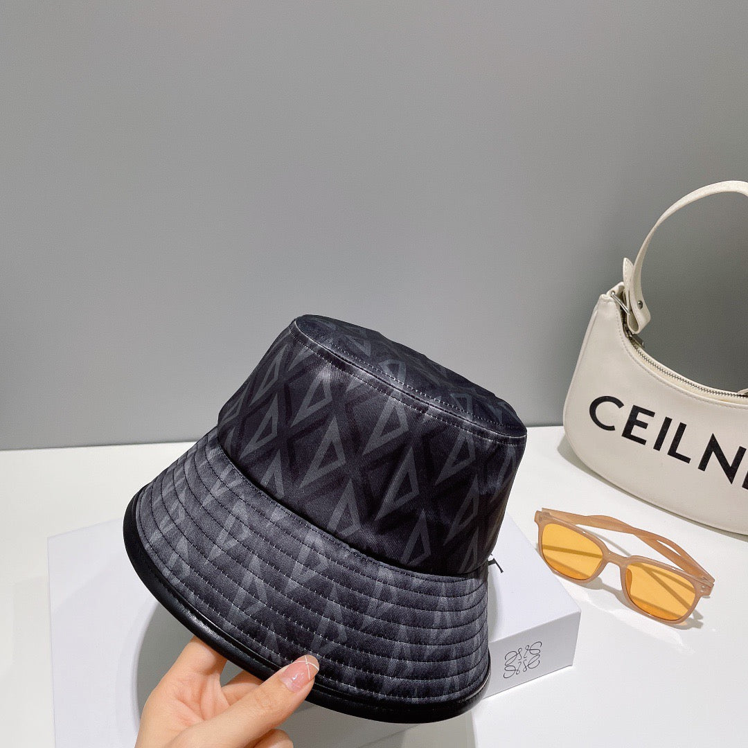 قبعات سوداء ورمادية