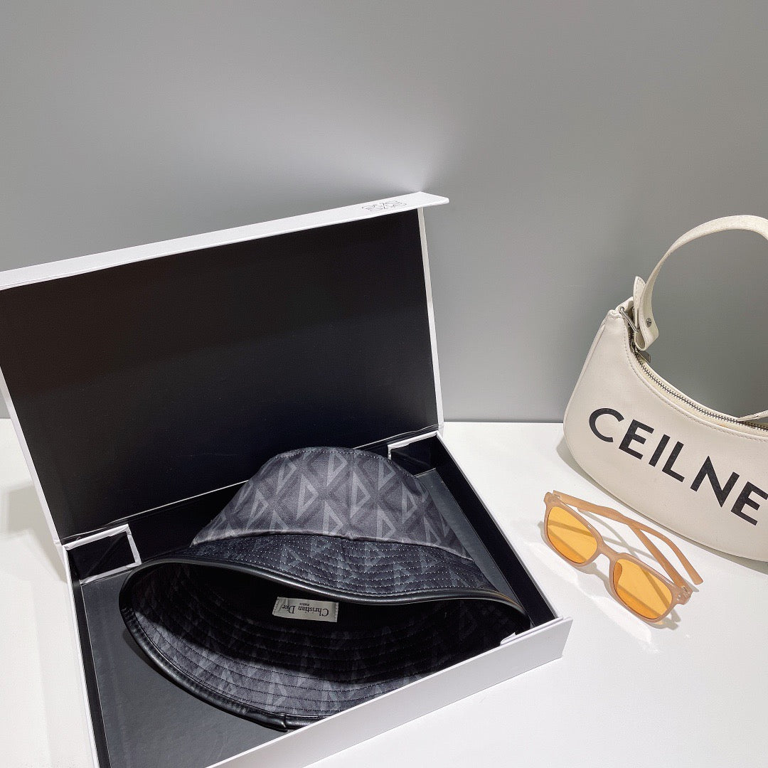 قبعات سوداء ورمادية