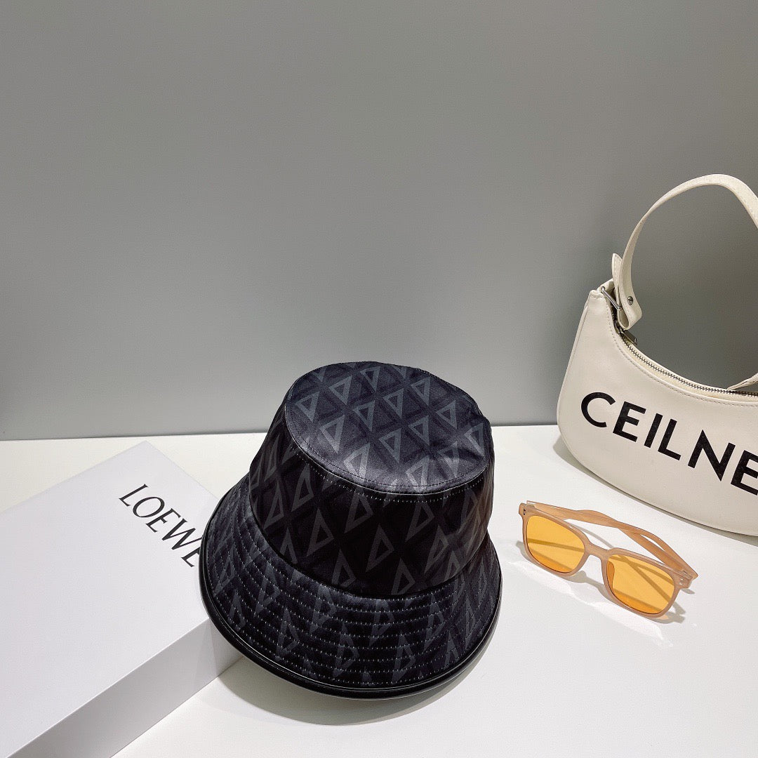 قبعات سوداء ورمادية