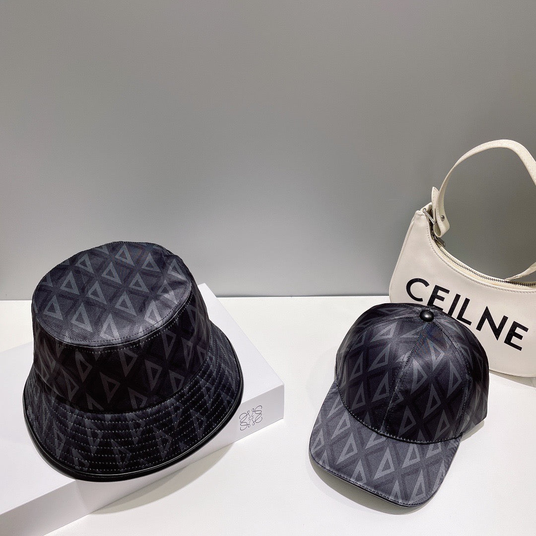 قبعات سوداء ورمادية