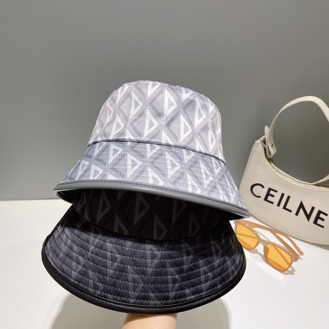 قبعات سوداء ورمادية