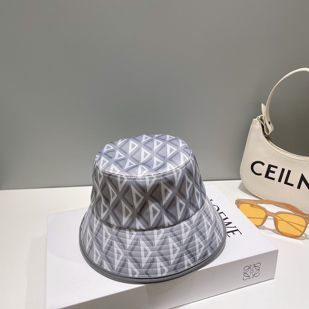 قبعات سوداء ورمادية