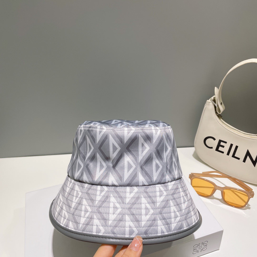 قبعات سوداء ورمادية