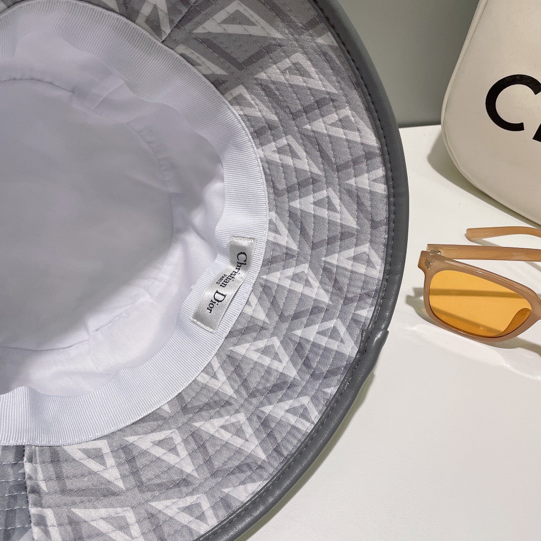 قبعات سوداء ورمادية