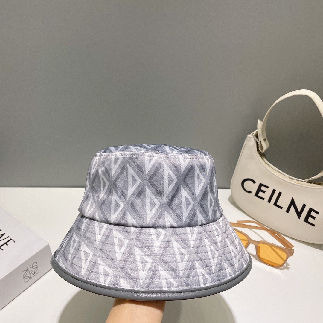 قبعات سوداء ورمادية