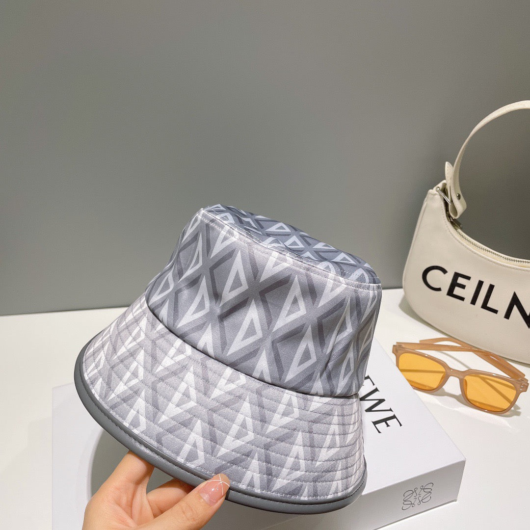 قبعات سوداء ورمادية