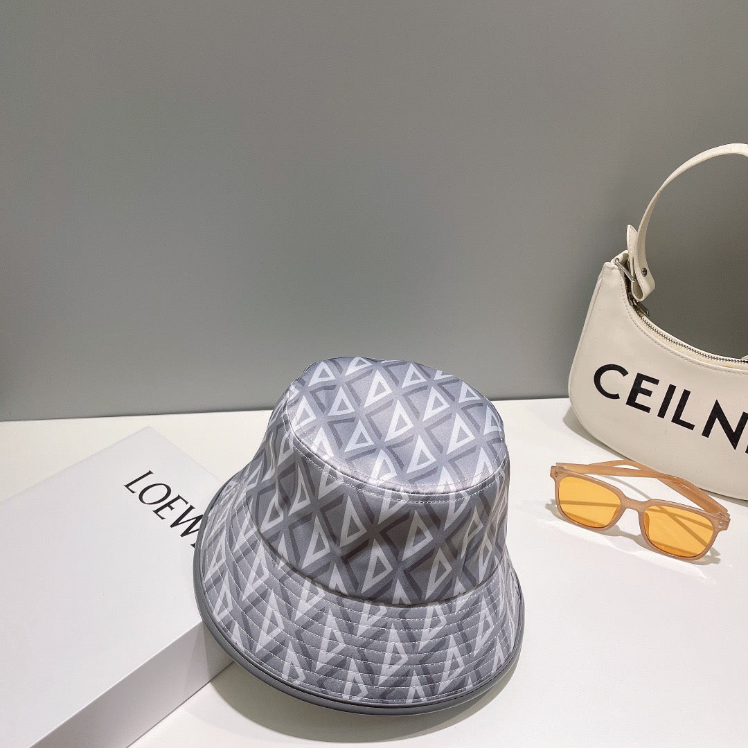 قبعات سوداء ورمادية