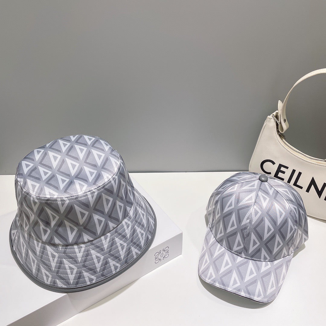 قبعات سوداء ورمادية