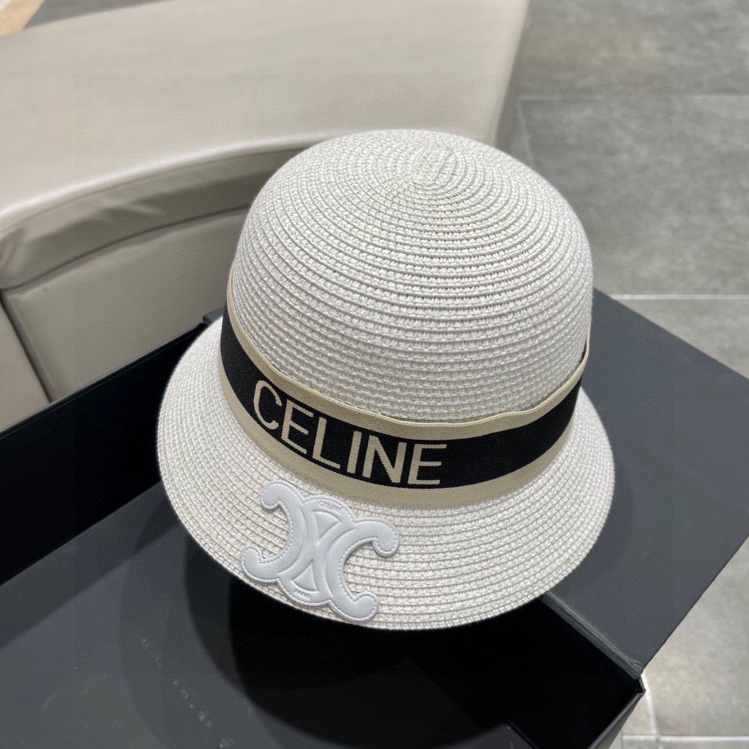 قبعات متعددة الألوان