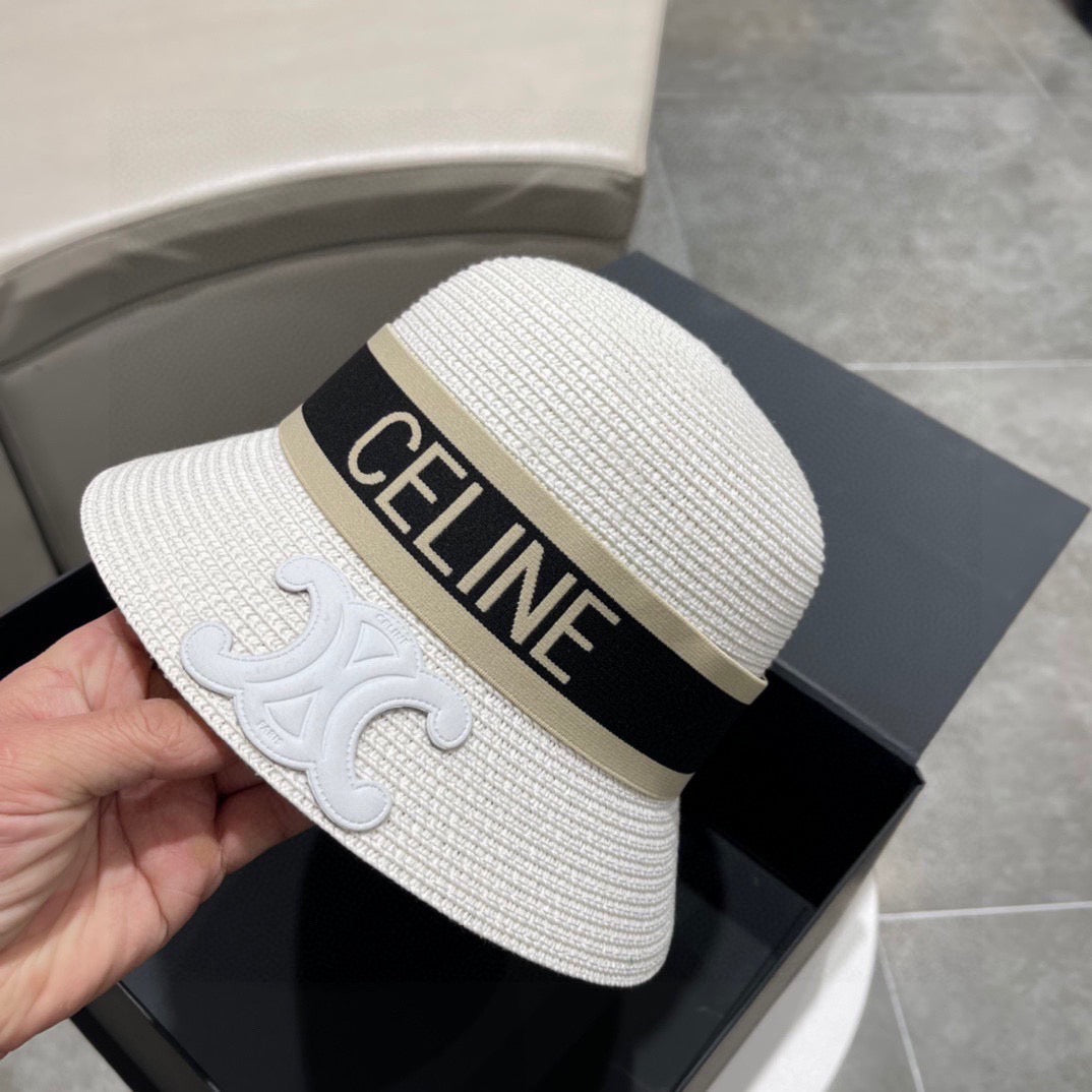 قبعات متعددة الألوان