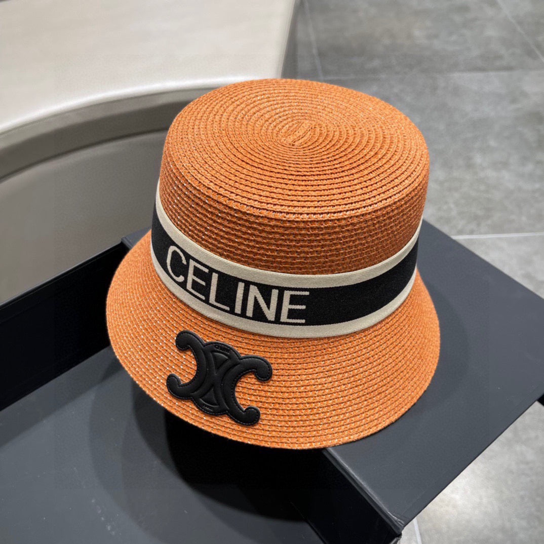 قبعات متعددة الألوان