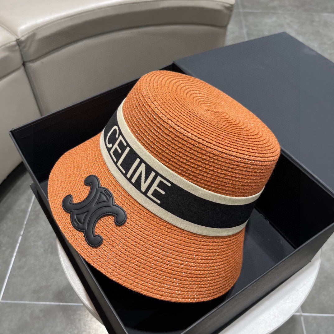 قبعات متعددة الألوان