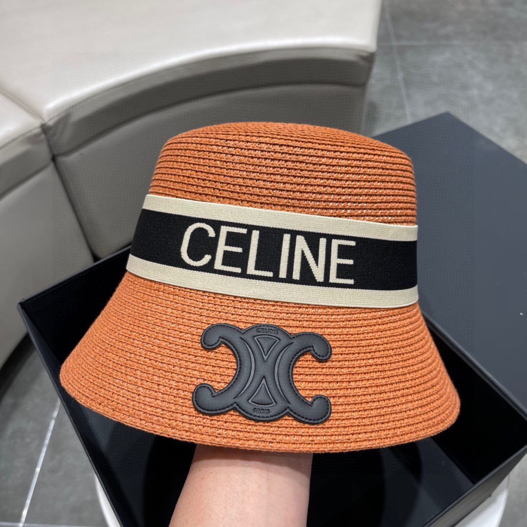 قبعات متعددة الألوان