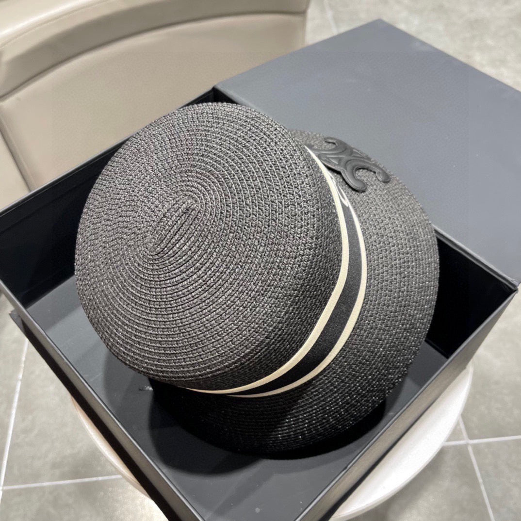 قبعات متعددة الألوان