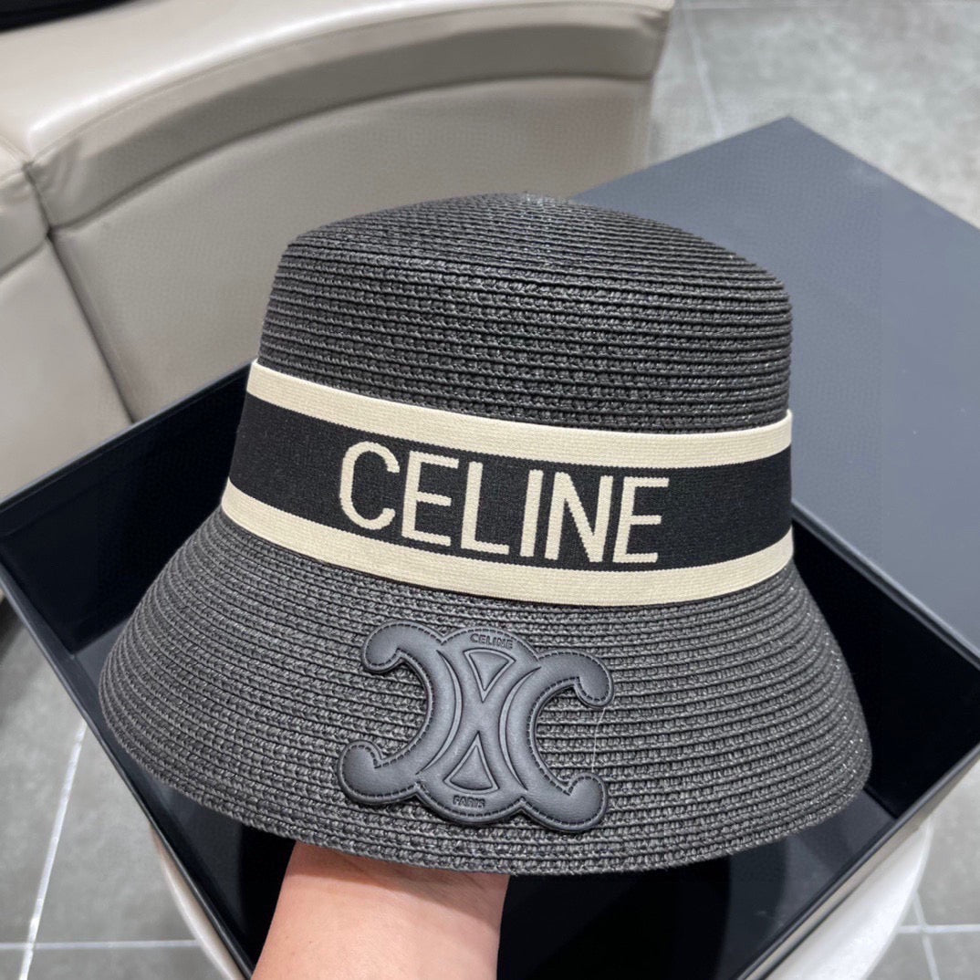 قبعات متعددة الألوان