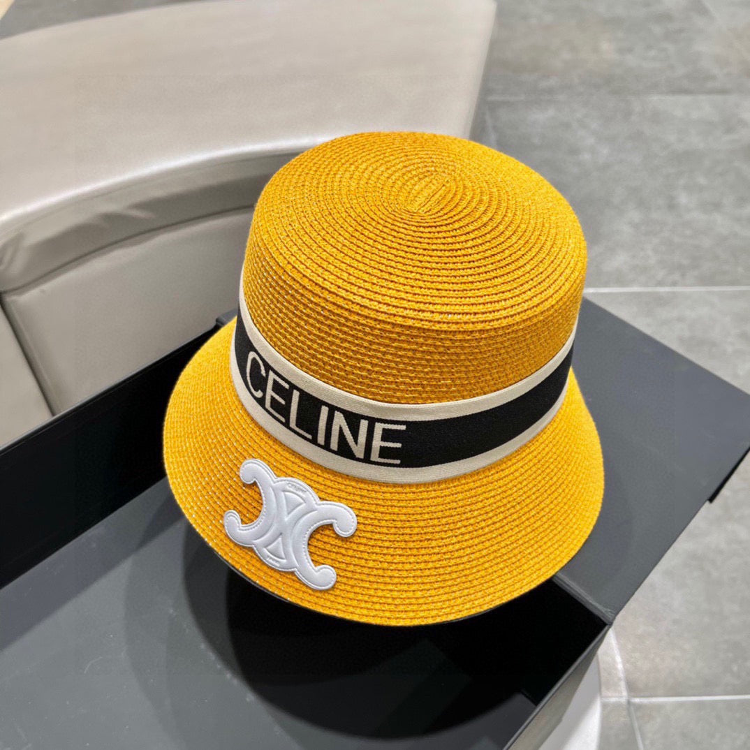 قبعات متعددة الألوان