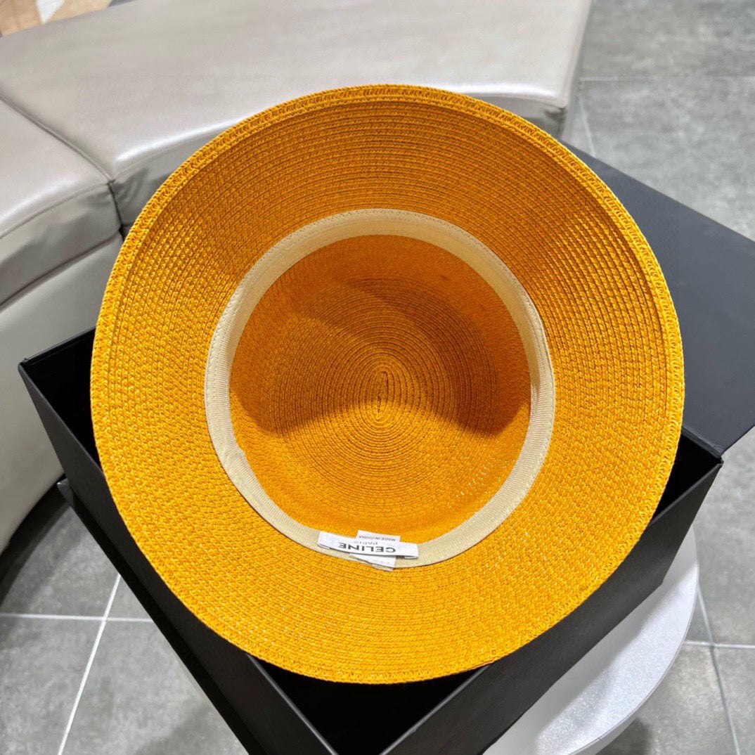 قبعات متعددة الألوان