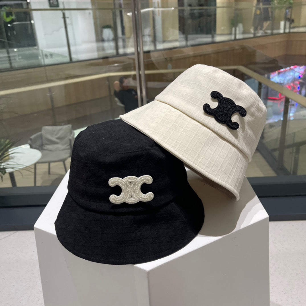 Graue und schwarze Hüte