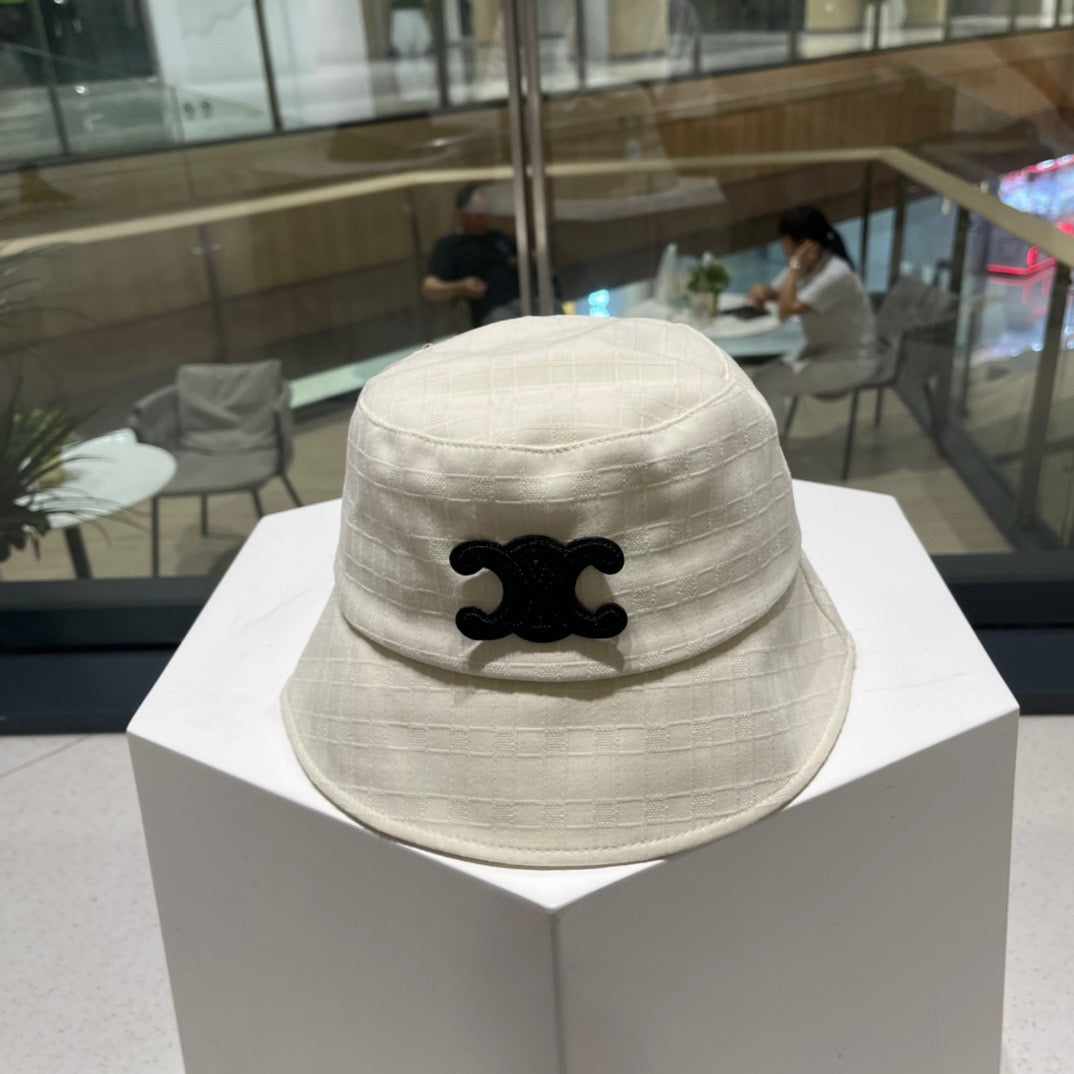 Graue und schwarze Hüte