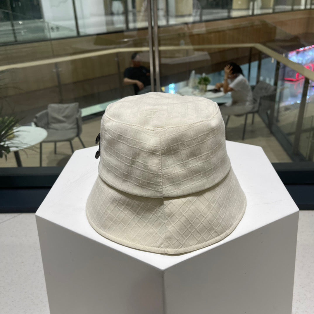 Graue und schwarze Hüte