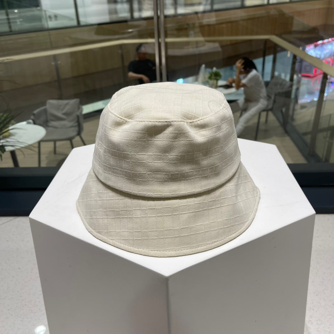 Graue und schwarze Hüte