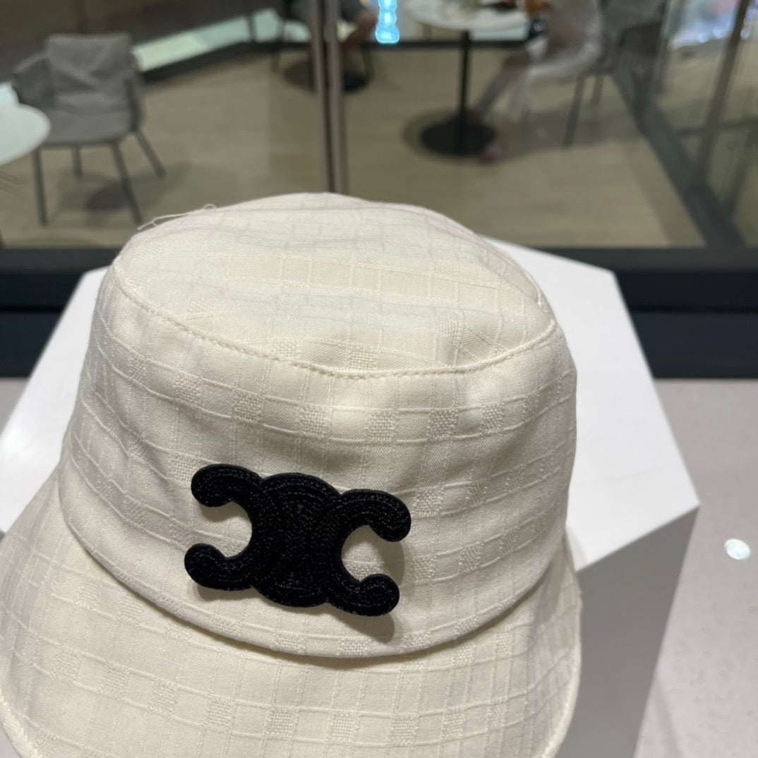 Graue und schwarze Hüte