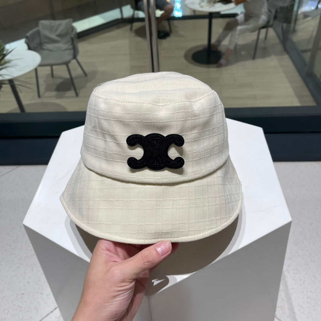 Graue und schwarze Hüte