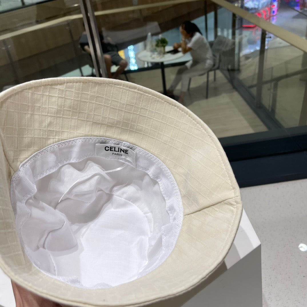 Graue und schwarze Hüte