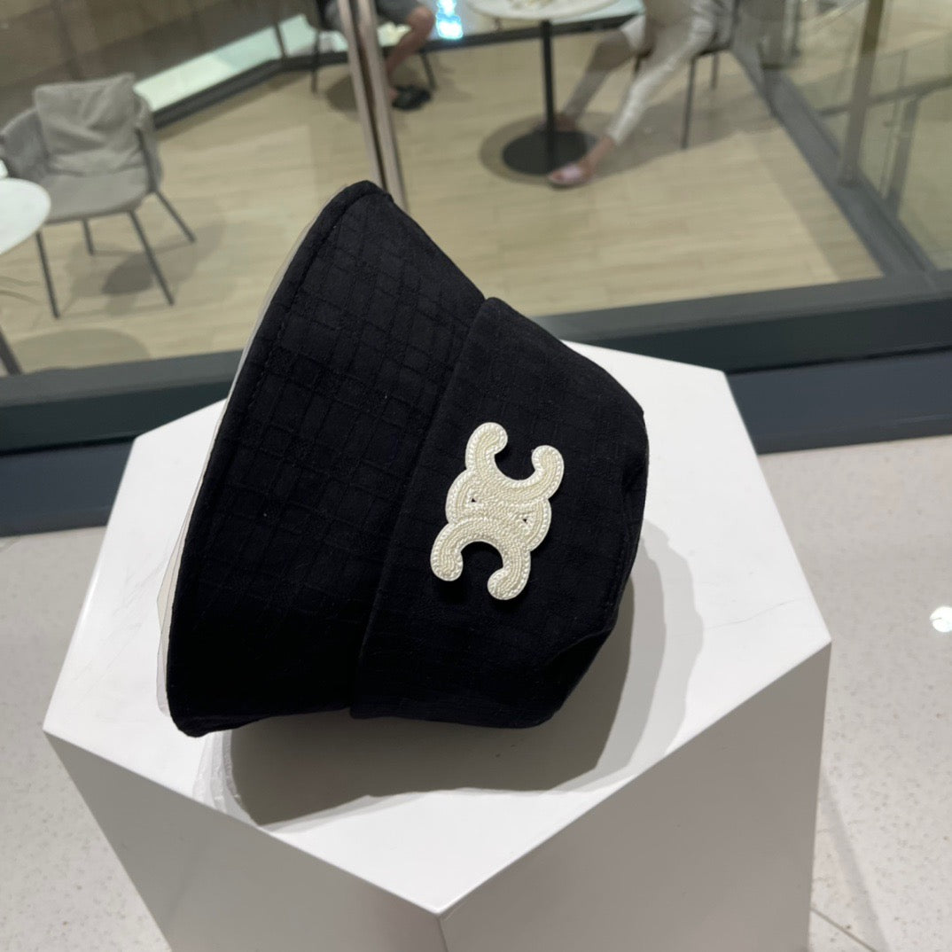 Graue und schwarze Hüte