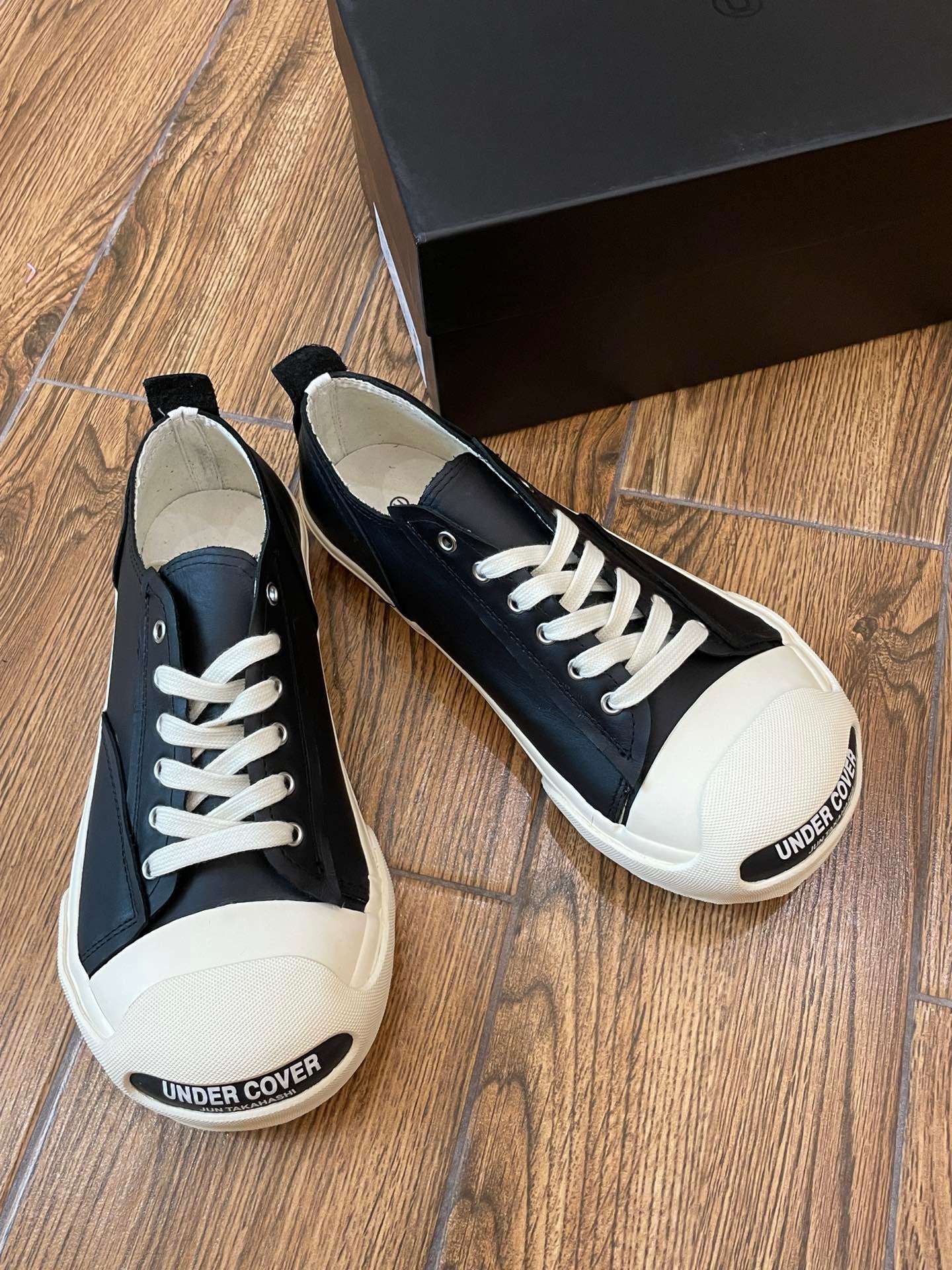 Schwarz-weiße Schuhe