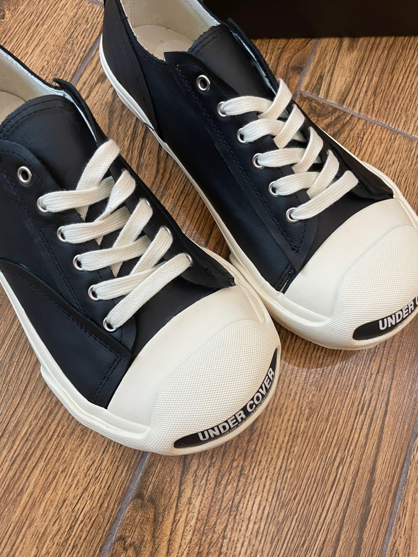 Schwarz-weiße Schuhe