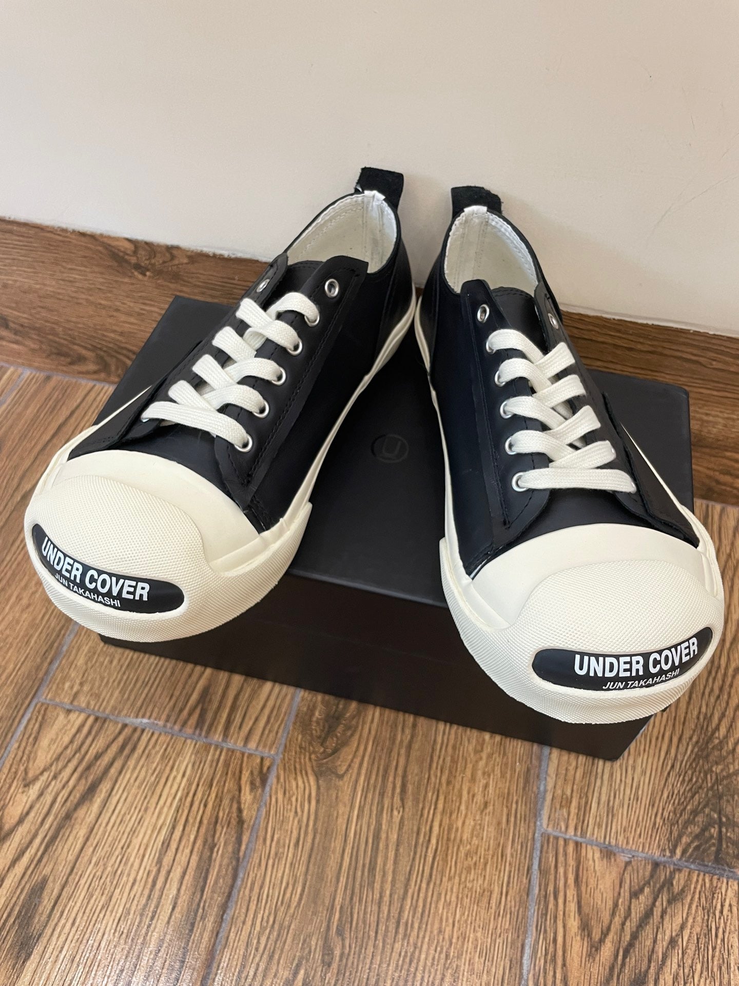 Schwarz-weiße Schuhe