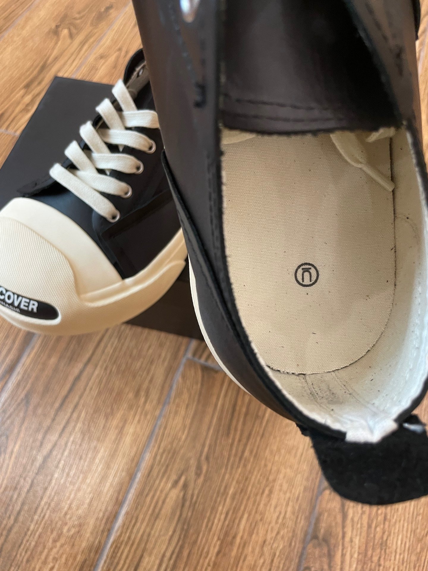 Schwarz-weiße Schuhe