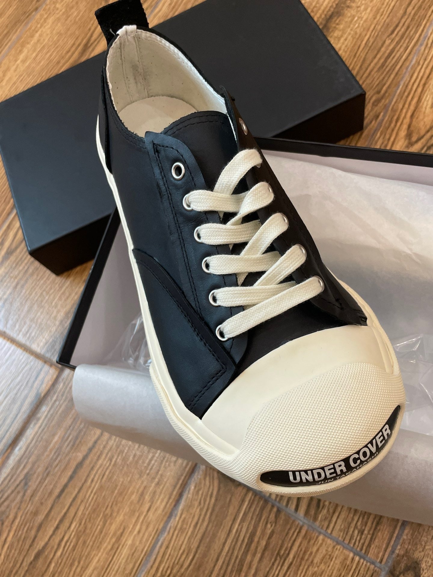 Schwarz-weiße Schuhe