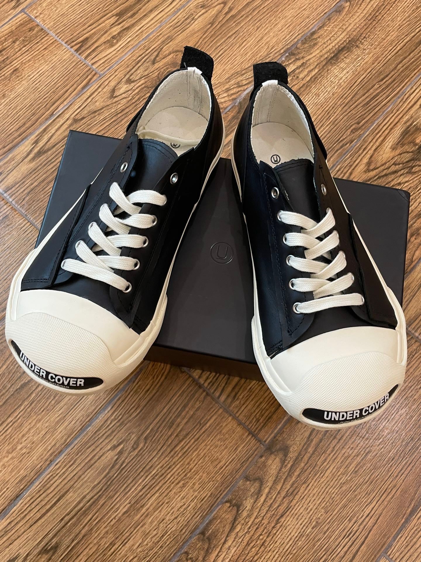 Schwarz-weiße Schuhe