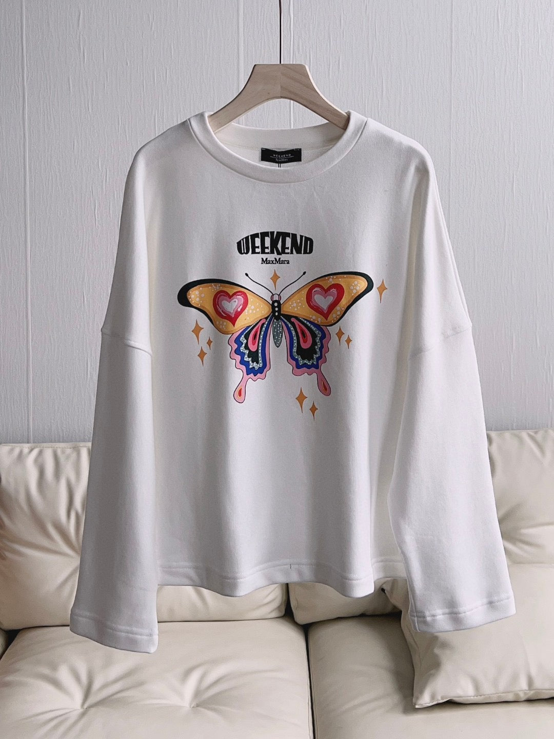 قمصان رمادية ورمادية داكنة وبيضاء