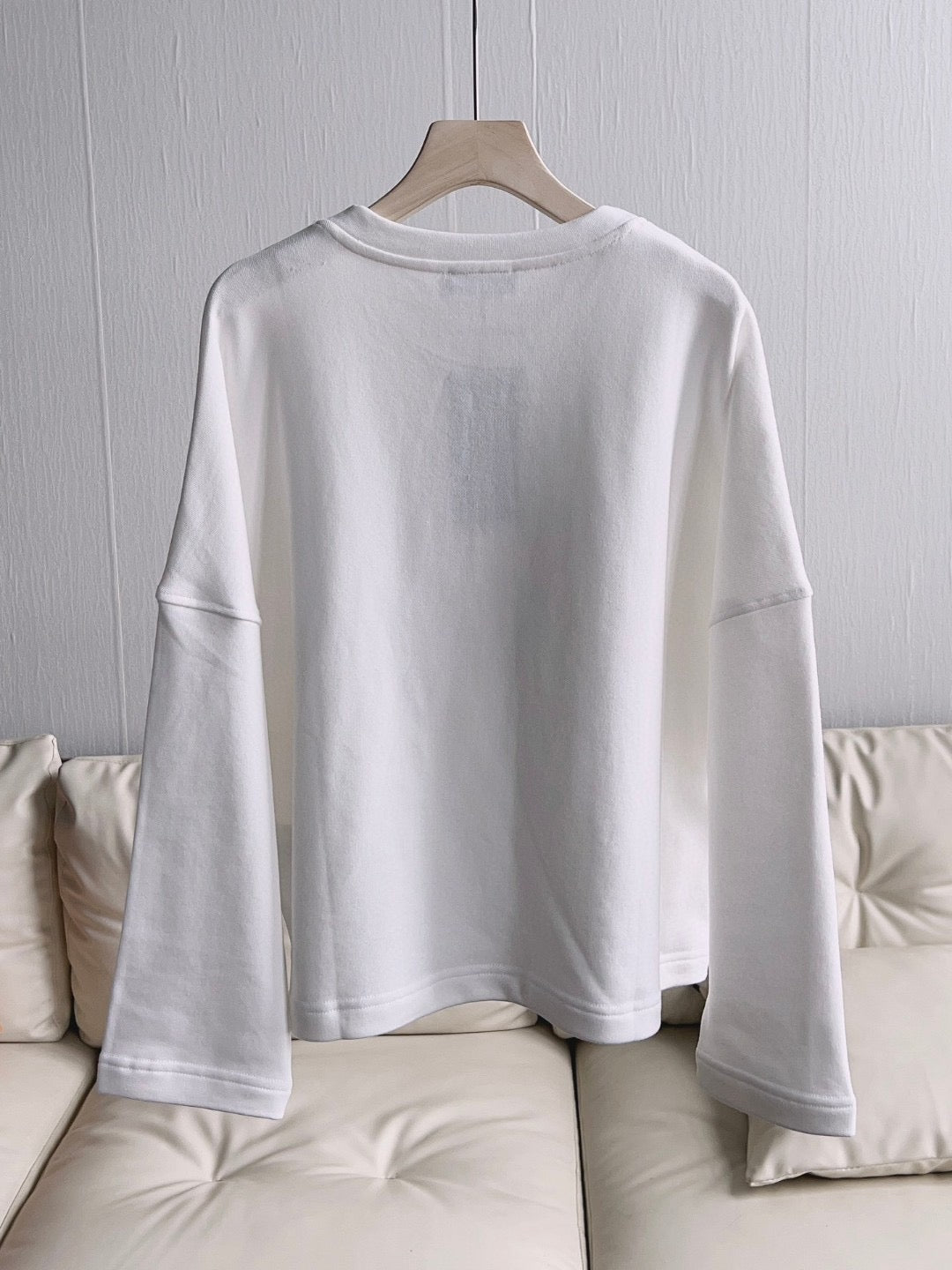 قمصان رمادية ورمادية داكنة وبيضاء