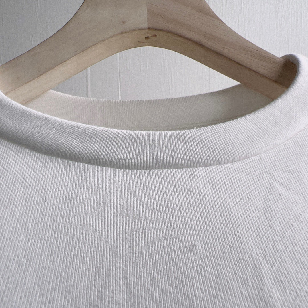 قمصان رمادية ورمادية داكنة وبيضاء