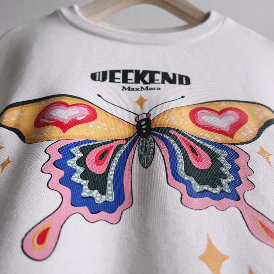 قمصان رمادية ورمادية داكنة وبيضاء