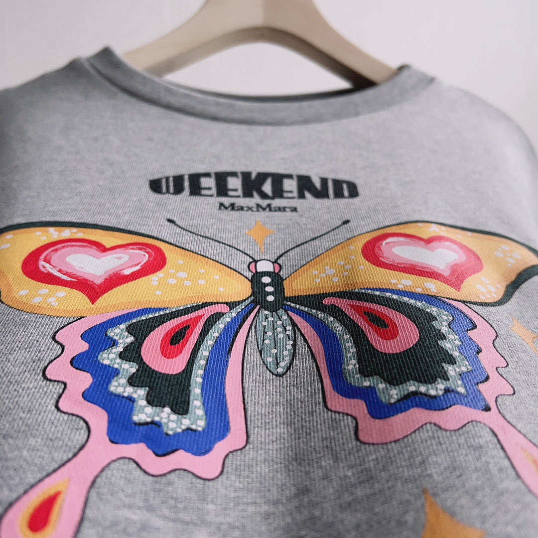 قمصان رمادية ورمادية داكنة وبيضاء