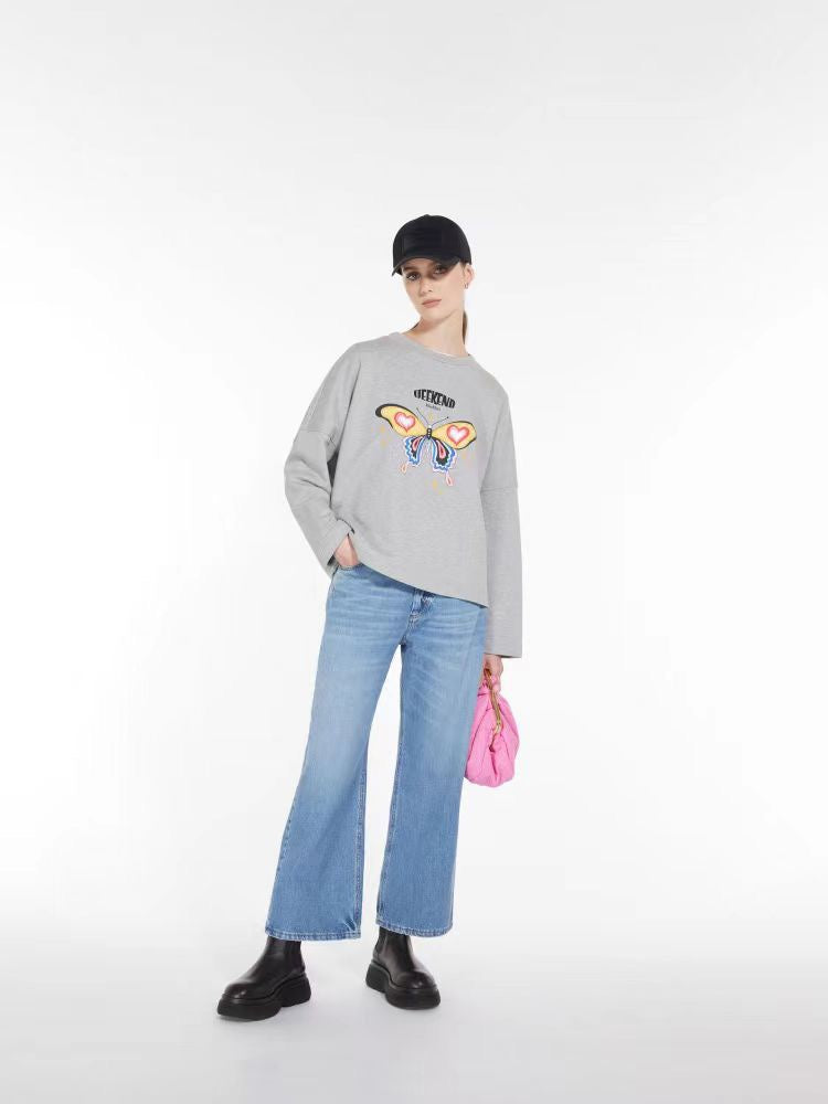 قمصان رمادية ورمادية داكنة وبيضاء