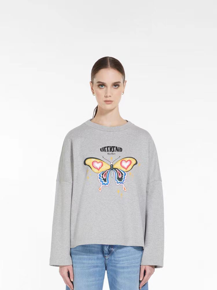 قمصان رمادية ورمادية داكنة وبيضاء