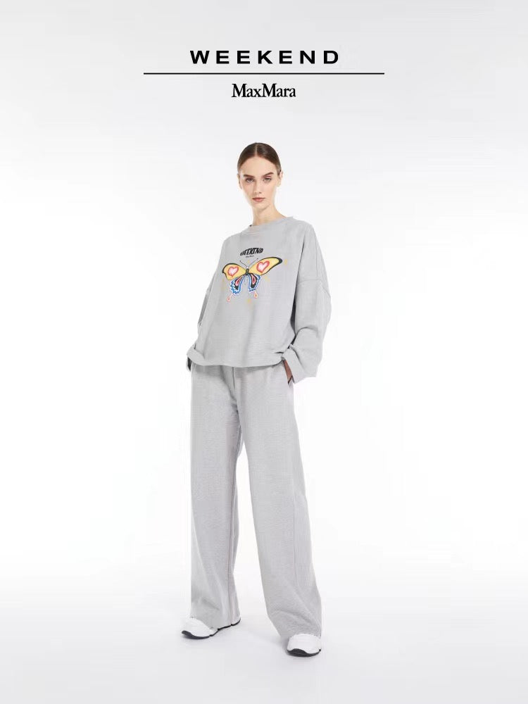 قمصان رمادية ورمادية داكنة وبيضاء