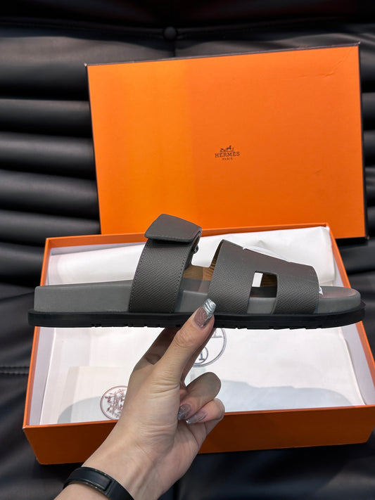 أحذية متعددة الألوان